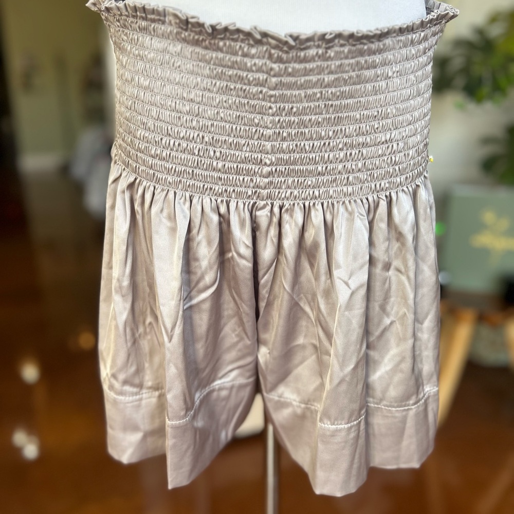 Natural life Daisy smocked satin shorts NWT . Size - XL